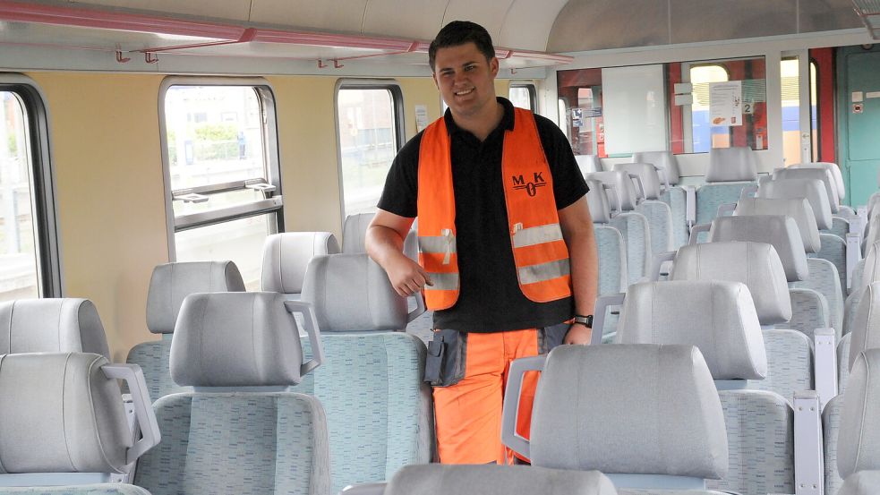 Angefangen in der Kindheit: Schaffner Karl-Heinz Alberts hat Niklas Hellwig damals angesprochen. Zu den ersten Aufgaben des Zehnjährigen zählte das Kontrollieren der Fahrkarten. Foto: Udo Hippen