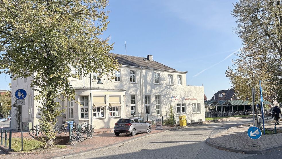 Das markante Gebäude der Tourist-Info am ZOB in Aurich. Im Inneren soll es nun umfassend umgestaltet werden. Foto: Mieke Matthes