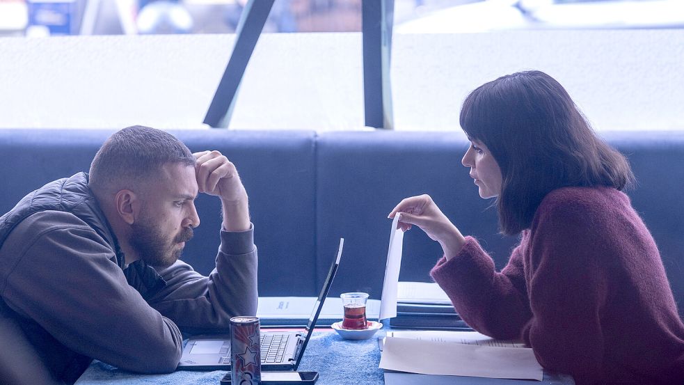 Maryam Azadi (Melika Foroutan r.) und Hamza Kulina (Edin Hasanovic) sind das neue Team im rundum erneuerten Frankfurter „Tatort“. Die erste Episode „Dunkelheit“ läuft Sonntag, 5. September, um 20.15 Uhr im Ersten und in der ARD Mediathek. Foto: © HR/Degeto/Sommerhaus/Daniel Dornhöfer