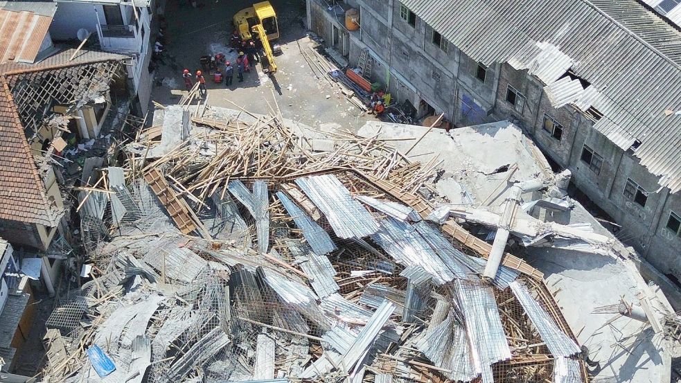 Das Unglück ereignete sich während des Gießens einer Betondecke Foto: Trisnadi/AP/dpa