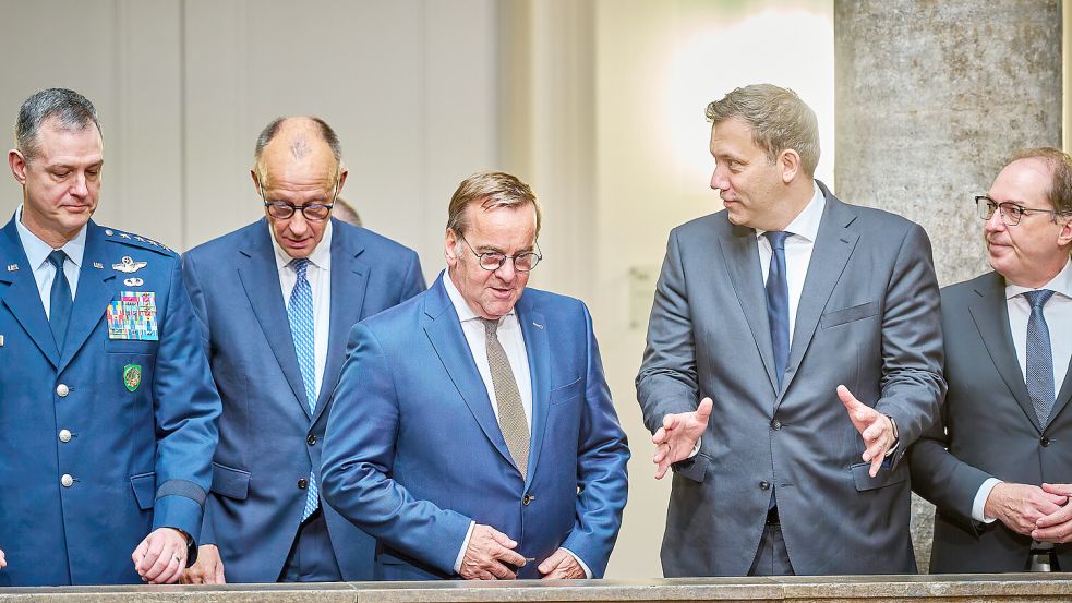 Ein Bundeskanzler, 17 Ministerinnen und Minister. Und wie viel Bundeswehr-Erfahrung? Foto: dpa/SZ Photo/Mike Schmidt