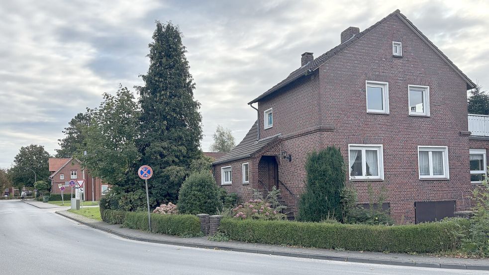 Das alte Wohnhaus in direkter Nachbarschaft zum Betonwerk am Hafen soll für den neuen Stellplatz abgerissen werden. Foto: Mieke Matthes