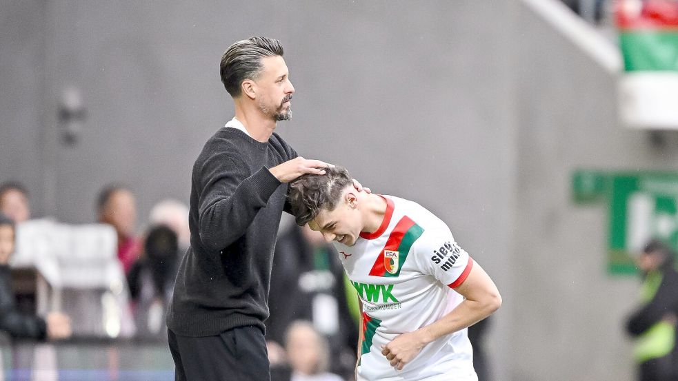 Sandro Wagner tätschelt Mert Kömür, den besten Augsburger, nach dessen 2:0. Foto: Harry Langer