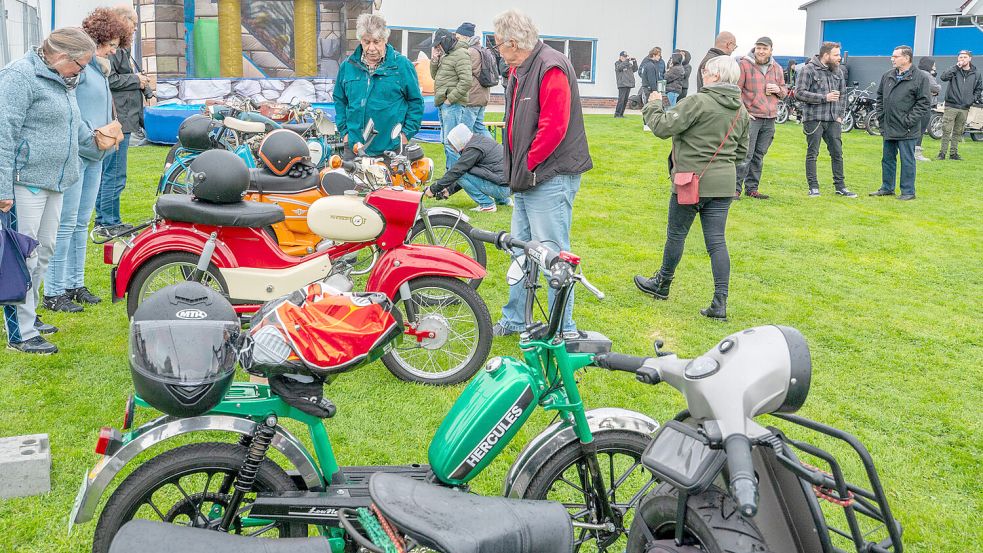 „Kieken und Luren“ hieß es am Freitag in Fahne: Beim Zweitaktertreffen gab es viele Mopeds, Roller und Mofas zu bestaunen. Foto: Folkert Bents