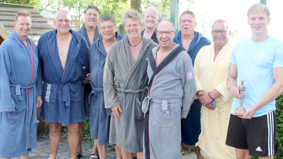 Die Montagsschwitzer stehen für den nächsten Saunagang bereit. Dazu gehören: Günter Saathoff, Onno Köllmann, Dietmar Machnitzke, Friede Wulzen, Jens Fröhling, Michael Romaneessen, Focko Huismann, Bernd Wulzen, Ewald Meyer und „Mann des Jahres“ Sönke Flessner. Foto: Wolf-Rüdiger Saathoff