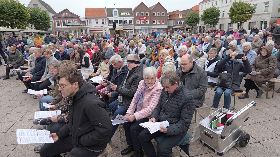 Rund 200 Menschen kamen zusammen, um auf dem Auricher Marktplatz singend den Tag der Deutschen Einheit zu feiern. Foto: Werner Jürgens