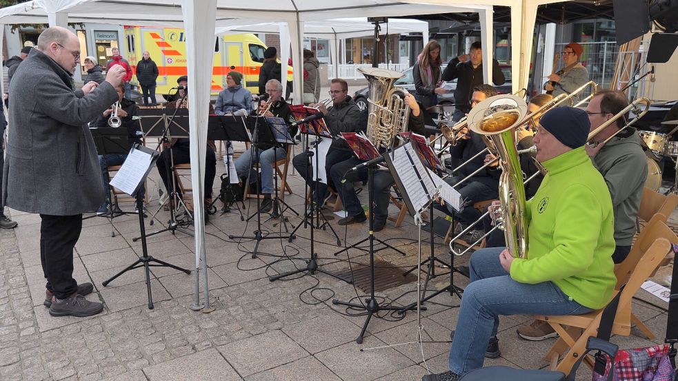Das Sprengel Bläserensemble Ostfriesland unter der Leitung von Landesposaunenwart Hayo Bunger sorgte für die musikalische Unterstützung. Foto: Werner Jürgens