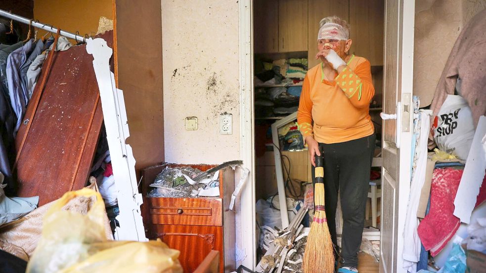 Nach den neuen russischen Angriffen laufen die Rettungs- und Wiederherstellungsarbeiten in mehreren Regionen des Landes. Foto: Kateryna Klochko/AP/dpa