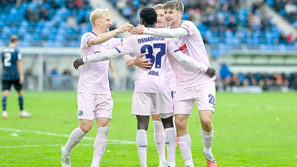 Gemeinschaftsprojekt dreier Einwechselspieler: Bryan Henning (l.), Ismail Badje (M.) und Bernd Riesselmann (r.) jubeln nach dem Tor zum 4:1, an dem alle beteiligt waren mit Kevin Schumacher. Foto: Michael Titgemeyer