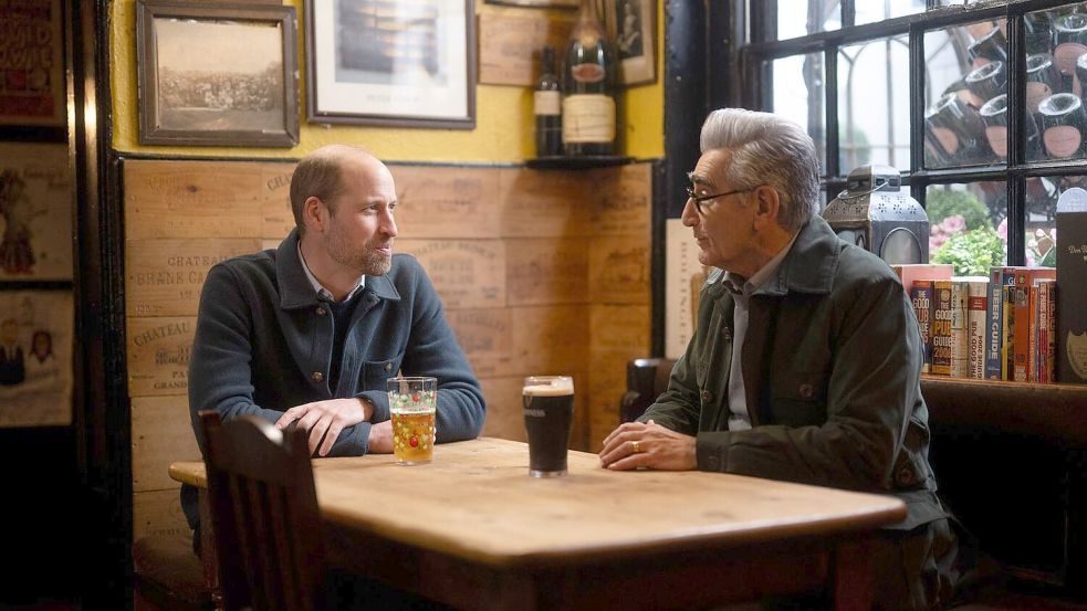 Bei einer Schlossführung und beim Bier im Pub spricht Thronfolger Prinz William mit Hollywood-Star Eugene Levy ungewohnt offen über sein Leben. Foto: -/Apple TV+/dpa