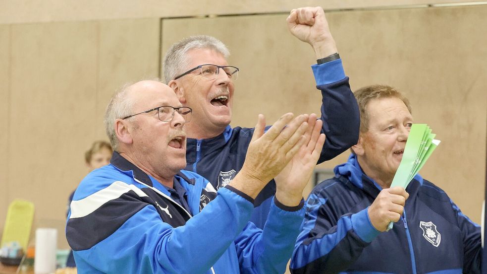 Die Anhänger des SV Waldeslust Schirumer Leegmoor bejubelten jeden gelungenen Schuss ihrer Bundesligaschützen. Am liebsten waren ihnen glatte Zehnen, da brandete besonders lauter Jubel auf. Foto: Wilfried Gronewold