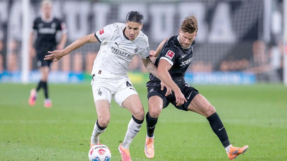 Gladbach und Freiburg lieferten sich packende Zweikämpfe. Foto: David Inderlied