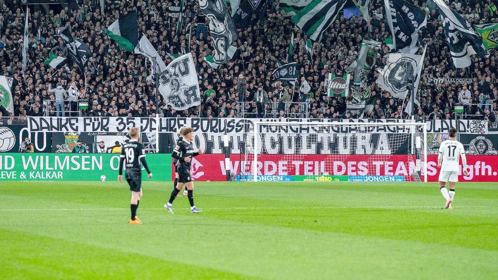 Mit einem Spruchband haben sich die Gladbacher Fans bei Roland Virkus bedankt. Foto: David Inderlied