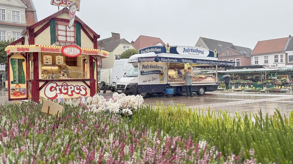 Der Regen machte nicht nur den Pflanzenhändlern auf dem Marktplatz zu schaffen. Foto: Eva van Loh