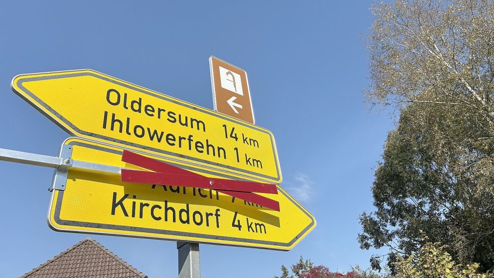 Wegweiser in Ludwigsdorf an der K 111 für Autofahrer, die Richtung Ihlow oder Aurich fahren wollen, weisen auf eine Sperrung hin. Foto: Christin Wetzel