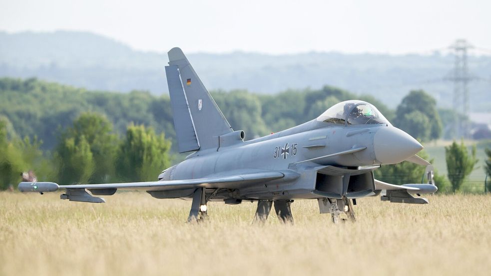 Mit gleich vier Eurofightern übt die Luftwaffe derzeit am Flughafen in Bremen. Foto: Christoph Reichwein/dpa