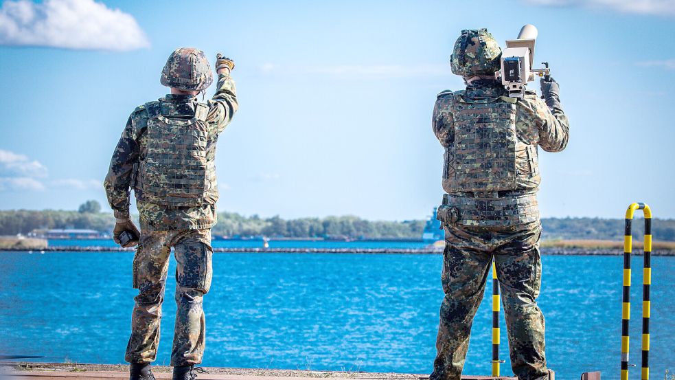 Bei einem Übungsszenario der Bundeswehr wehren Spezialkräfte im Rostocker Hafen den Anflug von unbekannten Flugdrohnen ab. Foto: dpa/Jens Büttner