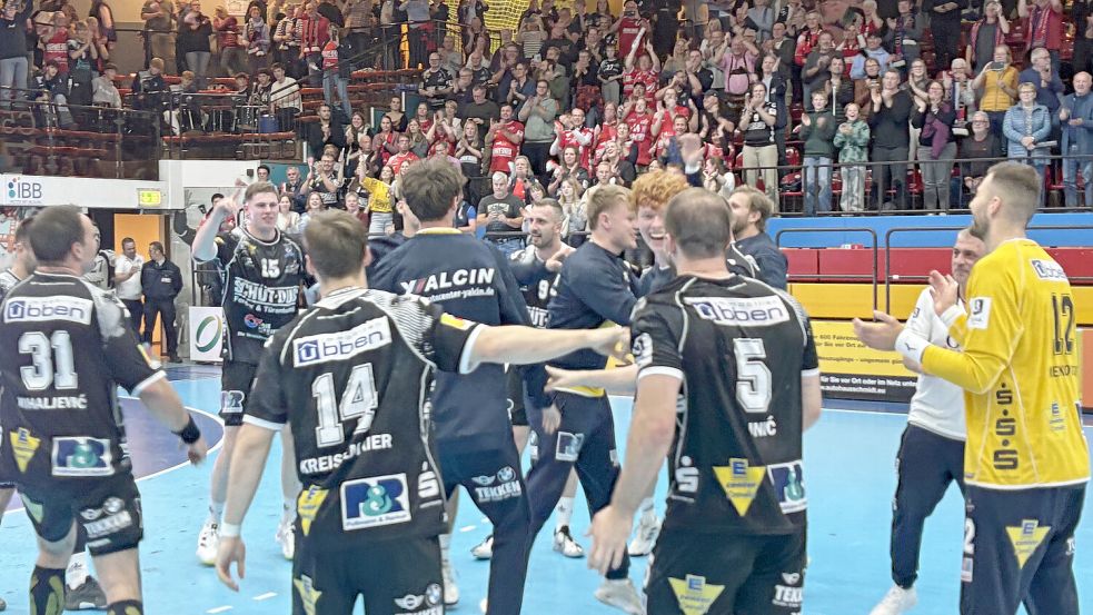 Die OHV-Spieler tanzen und die Anhänger auf der Tribüne feiern ihre Mannschaft nach dem hart erkämpften Derbysieg. Ganz rechts ist der Matchwinner Pal Merkovszki zu sehen. Fotos: Marco Lindenbeck