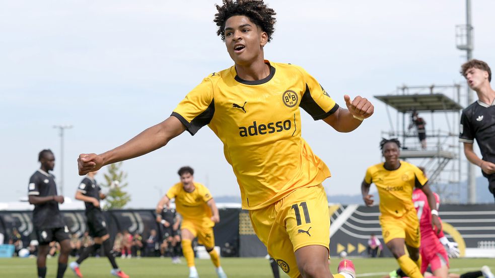Im U19-Spiel zwischen Juventus und Borussia Dortmund jubelt Mathis Albert nach dem Treffer zum 1:0. Foto: IMAGO/Patrick Ahlborn