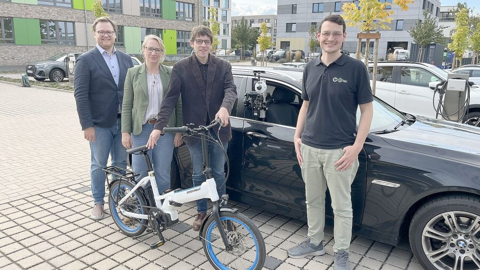 Bei einem Pressegespräch präsentierten sie die Sensorik des Projekts Bike Detect (v.l.n.r.): Roman Karl, Fachdienstleiter Verkehrsplanung der Stadt Osnabrück, Magdalena Knappik, Sachgebietsleitung Stadt- und Regionalentwicklung bei der Stadt Osnabrück, Johannes Schering, Projektleiter an der Universität Oldenburg, und Johannes Wilbers, Entwickler bei Iotec mit Sitz in Osnabrück. Foto: Stadt Osnabrück/Constantin Binder