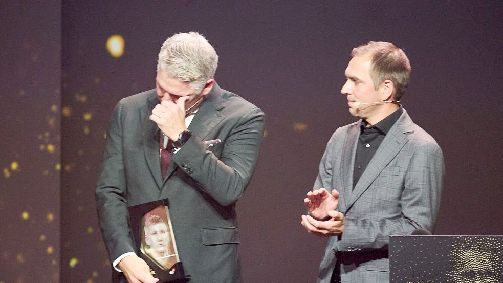 Bastian Schweinsteiger (l) zählt jetzt zu den Mitgliedern der Hall of Fame des deutschen Fußballs. Foto: Bernd Thissen