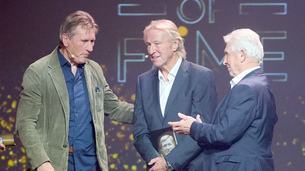 Horst Hrubesch (M) hatte bei seiner Ehrung gute Laune. Foto: Bernd Thissen