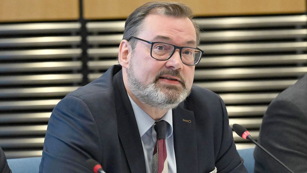 Klaus Wichmann, Vorsitzender der AfD-Fraktion, stellt auf einer Pressekonferenz den Antrag auf Einrichtung eines Untersuchungsausschusses vor. Foto: dpa/ Shireen Broszies