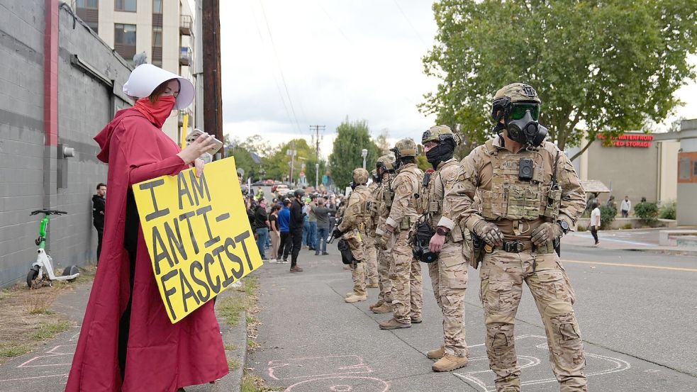 Gegen den Einsatz von Bundesbeamten in Chicago gibt es erhebliche Proteste. Foto: Jenny Kane/AP/dpa