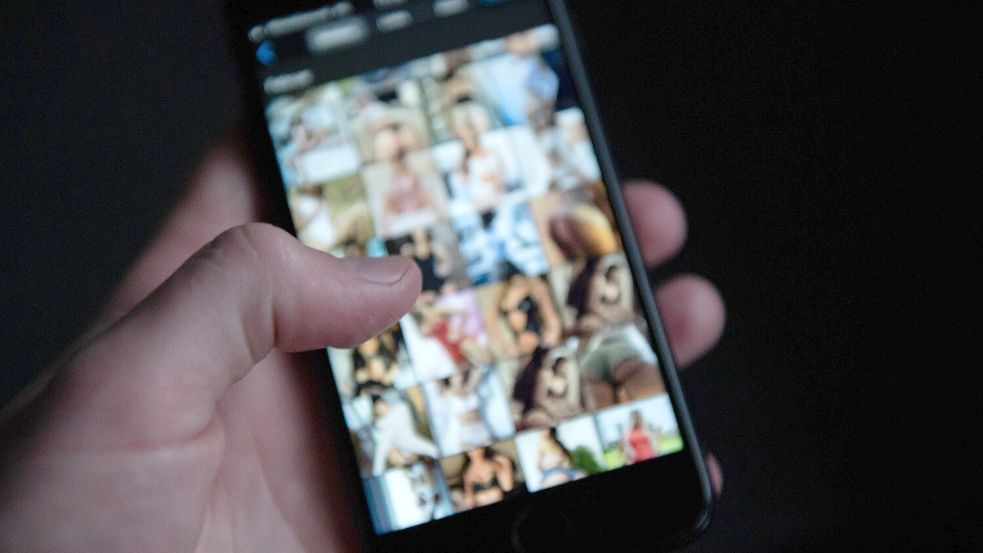 Auf einem Smartphone sind pornografische Bilder zu sehen – wie weit darf der Einschnitt in die Privatsphäre gehen, um Missbrauch an Kindern wirksam zu verhindern? Foto: dpa/Silas Stein