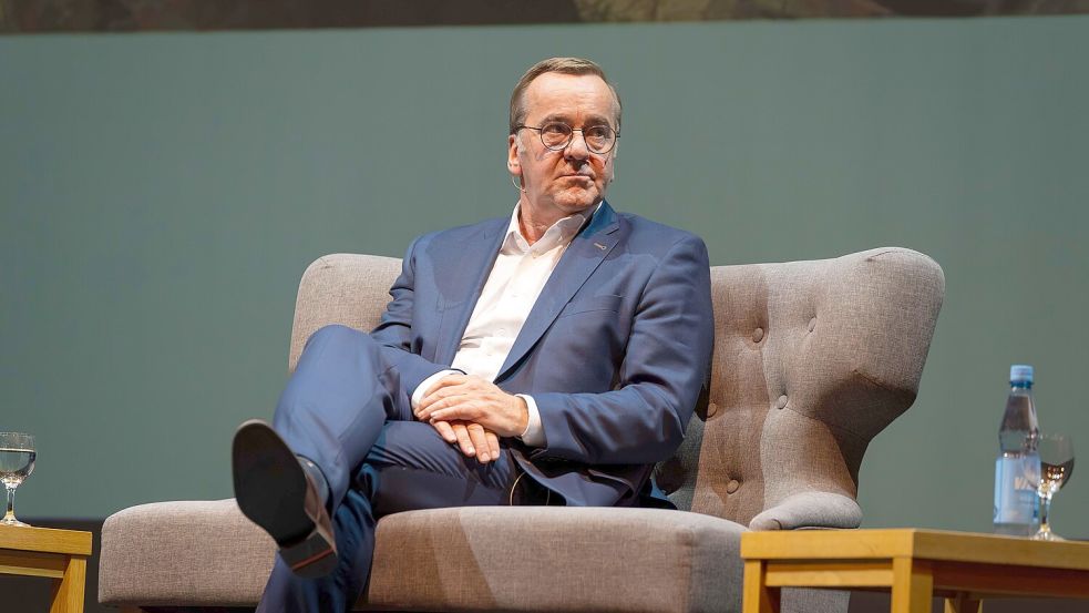 Souveräner Politiker, glaubwürdiger Mensch: Boris Pistorius, deutscher Verteidigungsminister und überzeugter Osnabrücker, stellt im Theater den Foto- und Interviewband „Aufbruch“ der Fotografin Herlinde Koelbl vor. Foto: Steve Weber