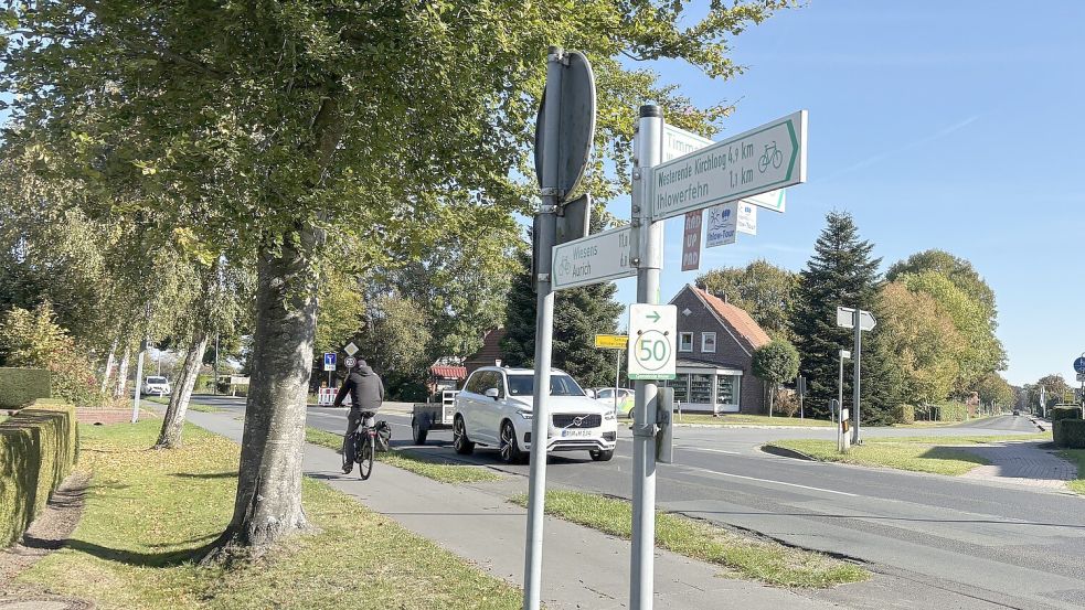 Der Radweg an der Kirchdorfer Straße mit Blick auf die Kreuzung zur Kreisstraße Ostende. Foto: Christin Wetzel