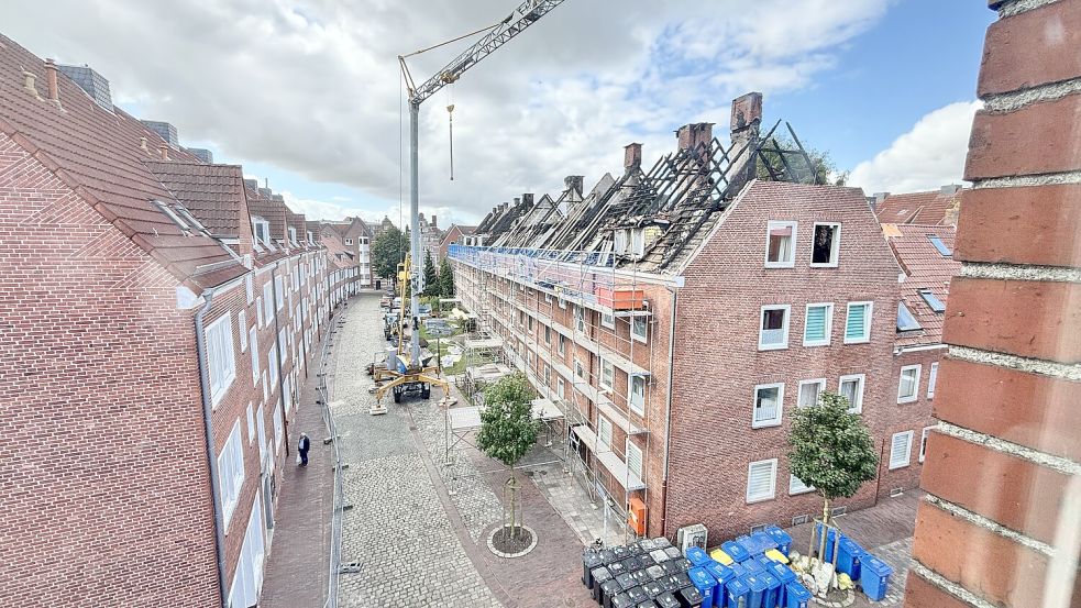Wenige Tage nach dem Großbrand begannen die Aufräumarbeiten in der Klunderburgstraße. Foto: Klaus Ortgies/Archiv