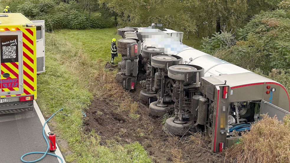 Der Milchlaster kam von der Straße ab und kippte um. Foto: Carsten Redenius