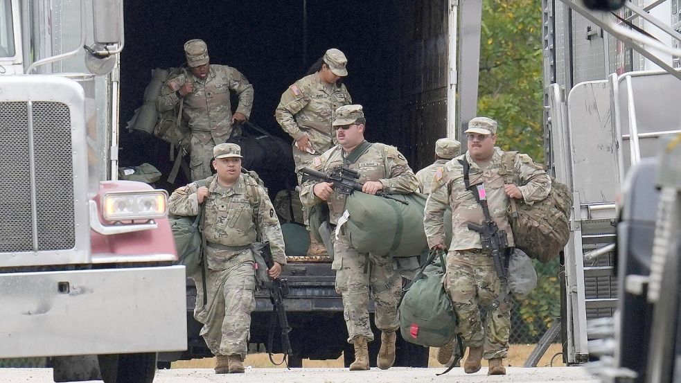 Mitglieder der Nationalgarde aus Texas sind in Illinois angekommen. Foto: Erin Hooley/AP/dpa