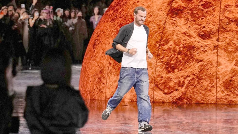 Matthieu Blazy bei der Präsentation der Chanel Frühjahr/Sommer 2026 Kollektion. Foto: Aurelien Morissard/AP/dpa