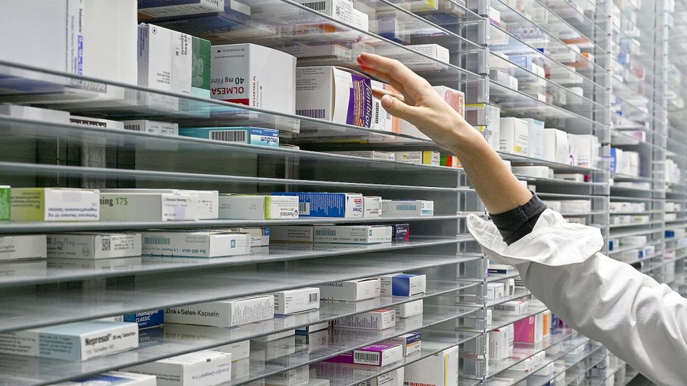 Medikamente und Arzneimittel liegen in einer Apotheke bereit. Die Zahl der Pharmazeuten nimmt im Landkreis Aurich seit Jahren ab. Foto: DPA