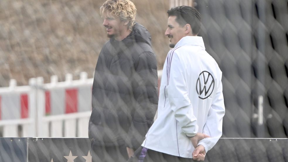 Nur Zuschauer beim Training: Nick Woltemade mit Co-Trainer Benjamin Hübner (r). Foto: Federico Gambarini