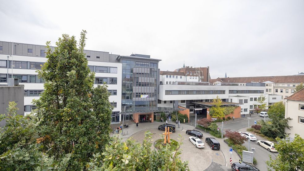 Unter dem Dach des Marienhospitals sollen Krebsbehandlungen gebündelt werden. Welche Bereiche abwandern könnten, hält ein ausgefeilter Entwurf ebenfalls fest. Foto: Sebastian Dannenberg