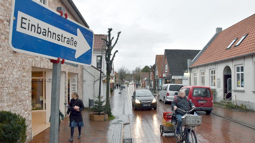 Einbahnstraße Rosenstraße in Marienhafe: Bei einem ersten Verkehrsversuch 2019 ignorierten viele Verkehrsteilnehmer die Regelung. Foto: Thomas Dirks