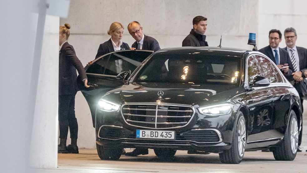 Bundeskanzler Friedrich Merz (CDU) geht zum Koalitionsausschuss. Foto: Fabian Sommer/dpa