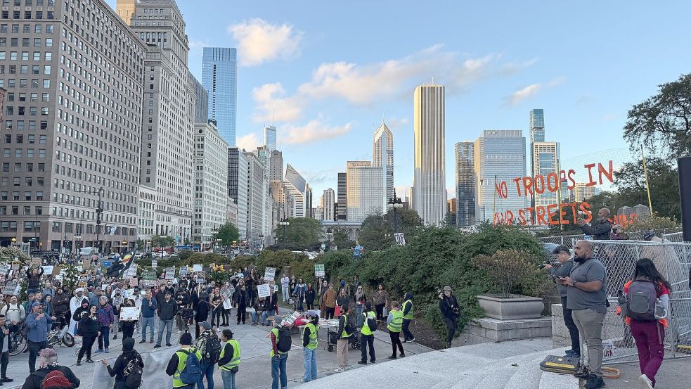Hunderte demonstrieren in der Innenstadt Chicagos gegen die ICE-Razzien und einen drohenden Einsatz der Nationalgarde in der Stadt. Foto: Franziska Spiecker/dpa