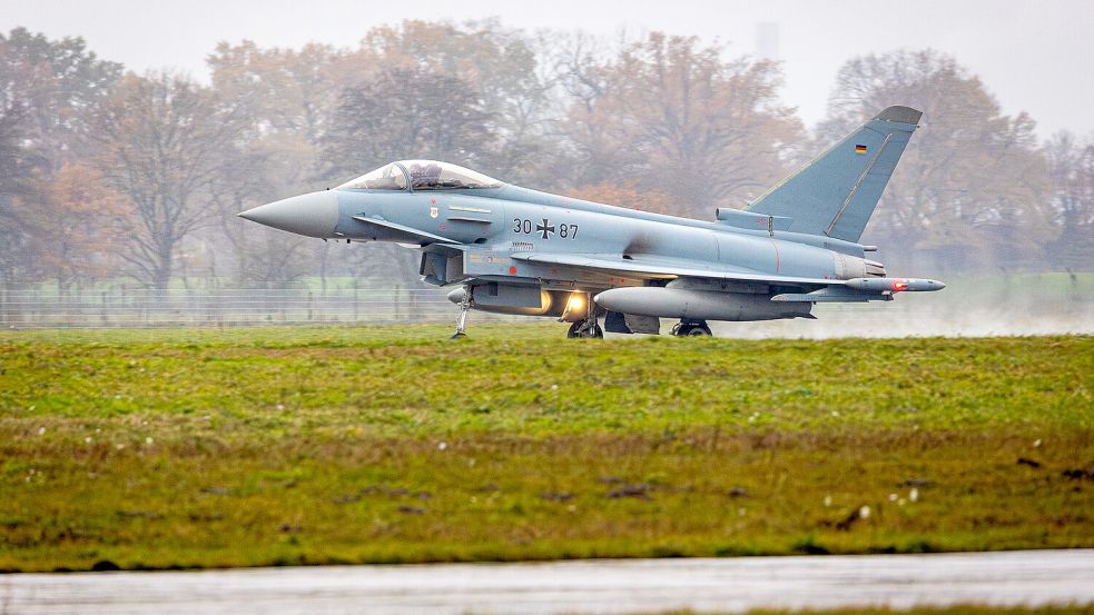 Immer wieder üben Eurofighter an zivilen Flughäfen Foto: dpa/Moritz Frankberg