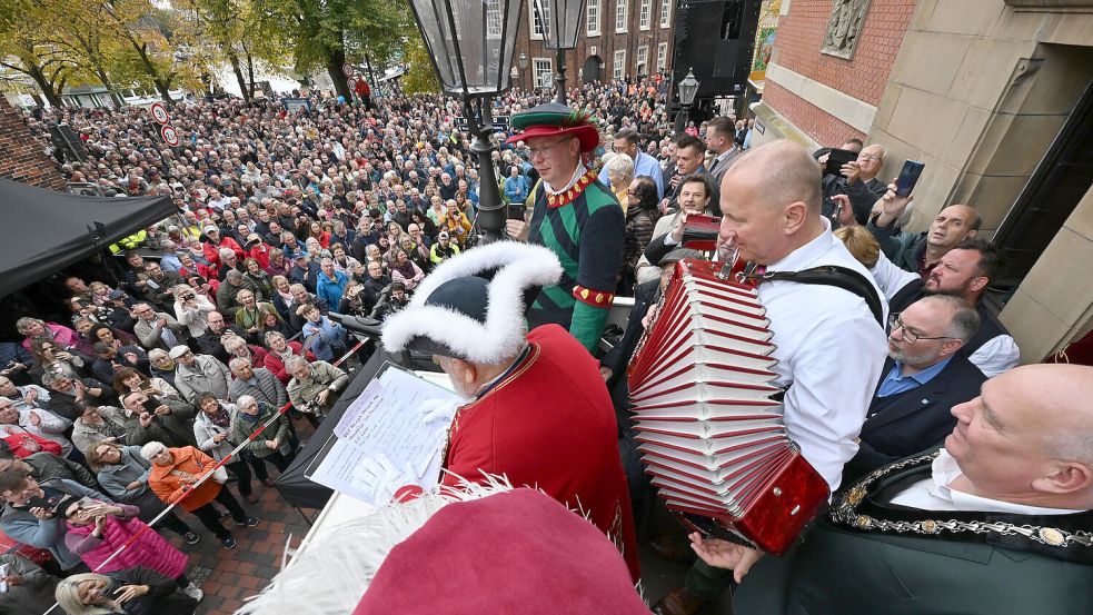Auf Wunsch von Trevor Heeks wird für ihn das Lied "Auld Lang Syne" gesungen, begleitet von Rainer Brinkmann auf dem Akkordeon. Foto: Klaus Ortgies