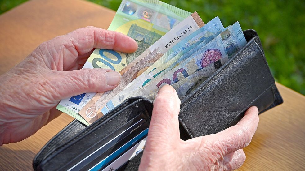 Wer im Rentenalter weiterarbeitet, soll steuerlich begünstigt werden und so am Ende des Monats mehr von seinem Geld haben. Foto: IMAGO/Sven Simon