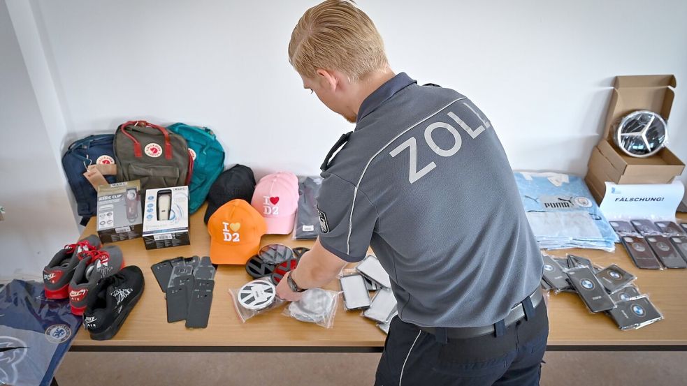 Zollbehörden beschlagnahmten in der EU auch 2024 eine große Menge an gefälschten Produkten. Foto: Hendrik Schmidt