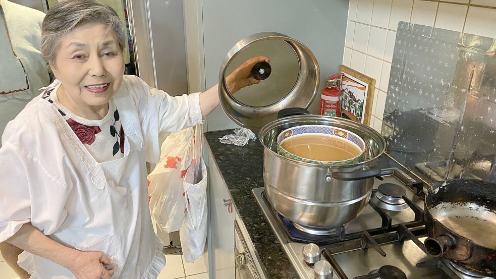 Teri Teramoto (86) mit ihrer berühmten Eiercreme. Sie überlebte 1945 als kleines Mädchen den Atombombenabwurf auf Hiroshima. Foto: Barbara Barkhausen
