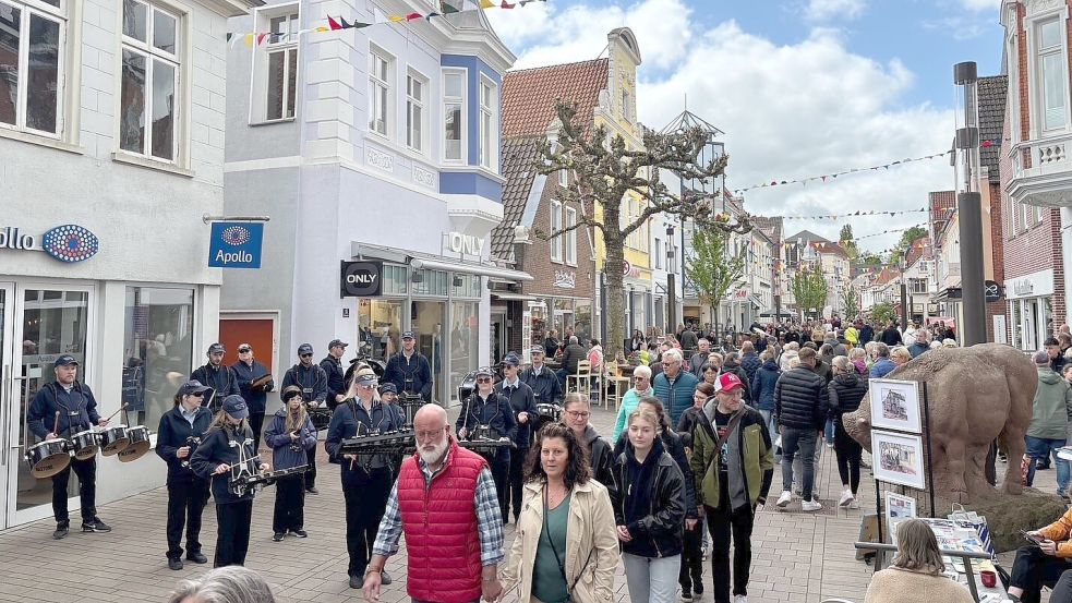 Wenn die Auricher Kaufleute zum verkaufsoffenen Sonntag einladen, dann kommen besonders viele Besucher in die Innenstadt. Foto: Archiv/Mieke Matthes