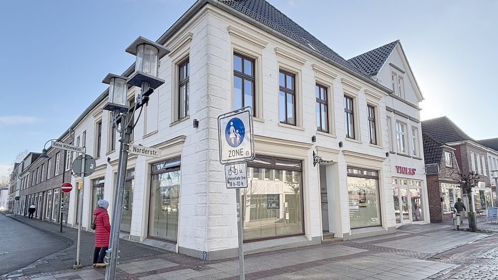 Die Anzahl leer stehender Lokale hat sich laut Stadtmarketing in den vergangenen zwölf Monaten reduziert. So bezog der Späti-Kiosk etwa die Räume direkt am ZOB. Für das rechts daneben liegende Ladenlokal des ehemaligen Violas gibt es laut Verwaltung auch einen Nachmieter. Foto: Archiv/Mieke Matthes