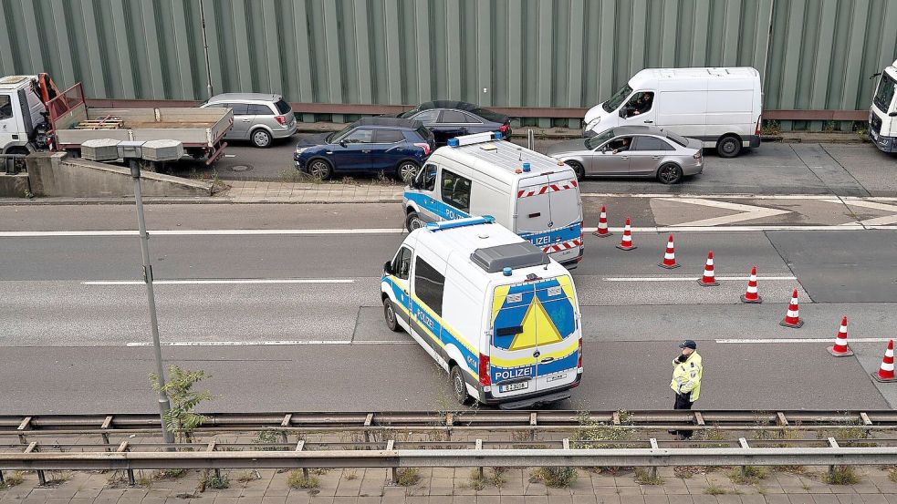 Die Polizei suchte nach Spuren und Beweismitteln. Foto: Michael Ukas