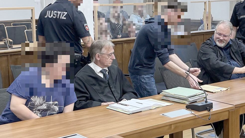 Die Angeklagten mit ihren Verteidigern. Foto: Holger Janssen